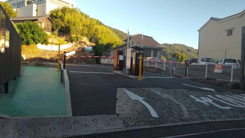 鞆の浦駐車場は、出庫時道が狭いので注意！