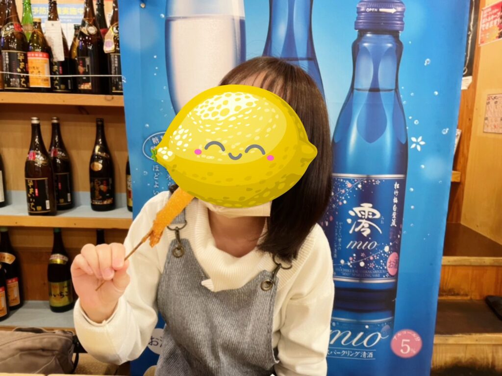 レンガ通りで串カツを食べる写真