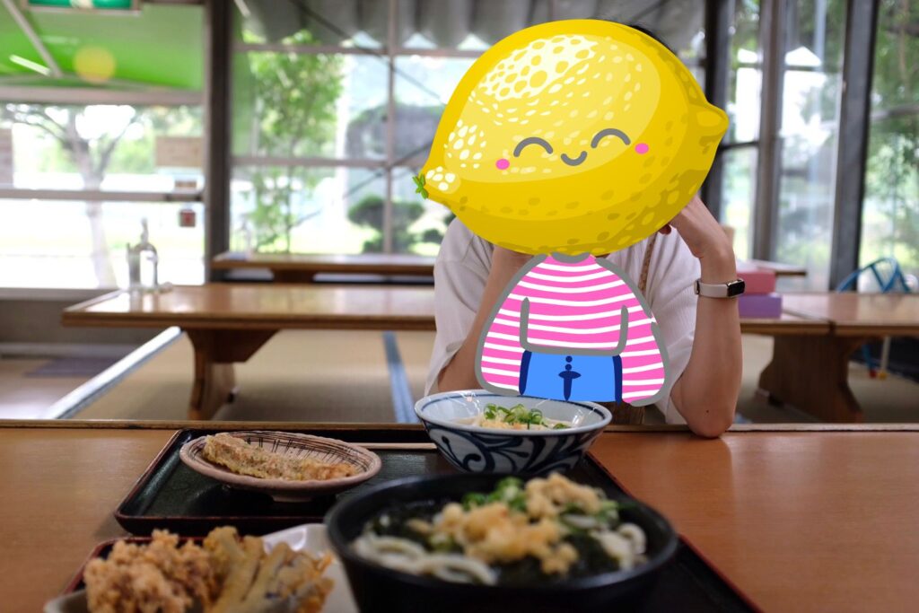 手打ちうどんまごころの店内と実際食べたうどんの写真