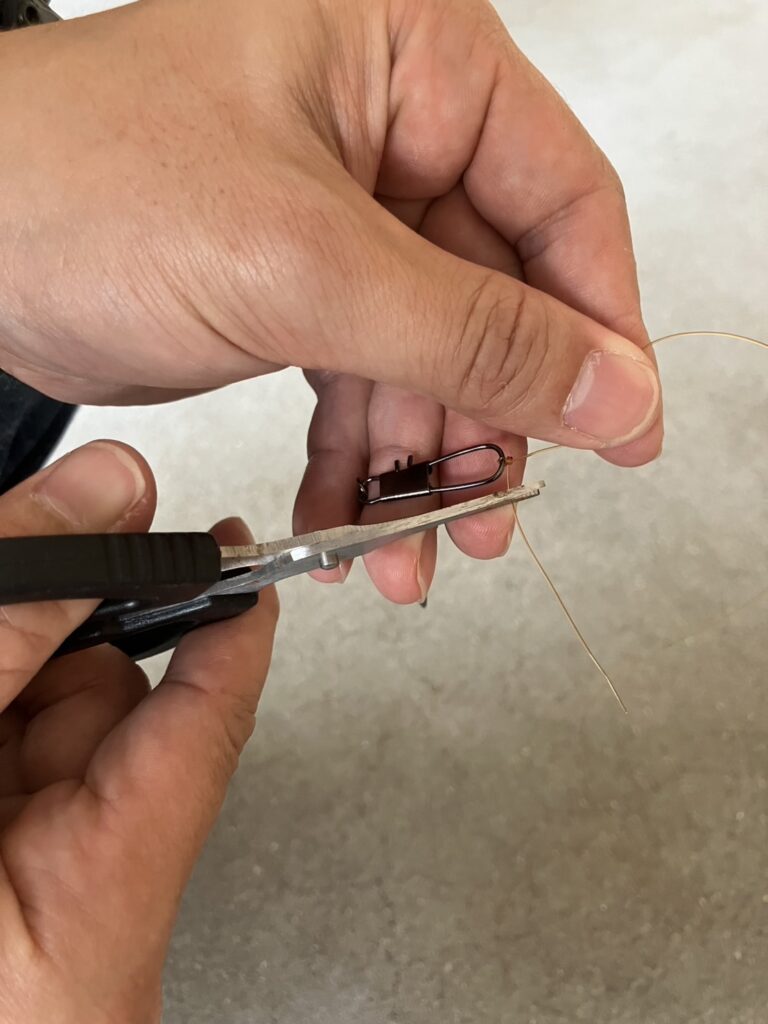 糸を切る図