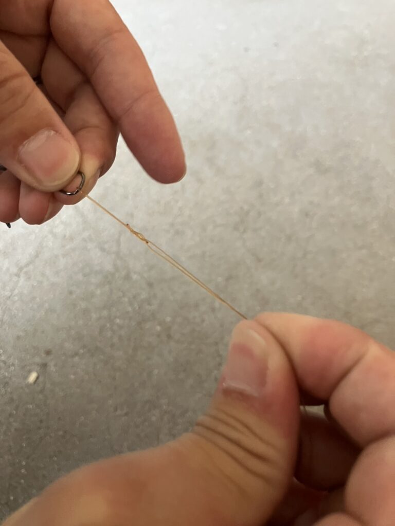 先端側と元糸側の両端を、ゆっくり引っ張り締め込みます。