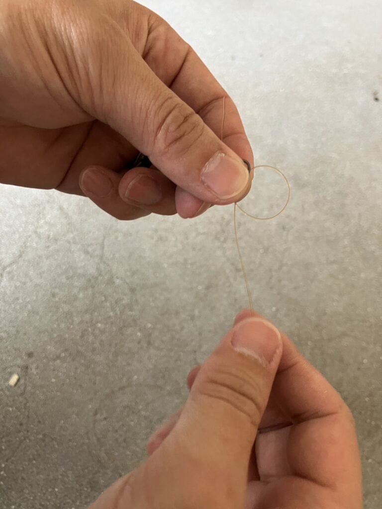 そのまま、元糸の上に輪を作るようにして、指で糸を押さえます。