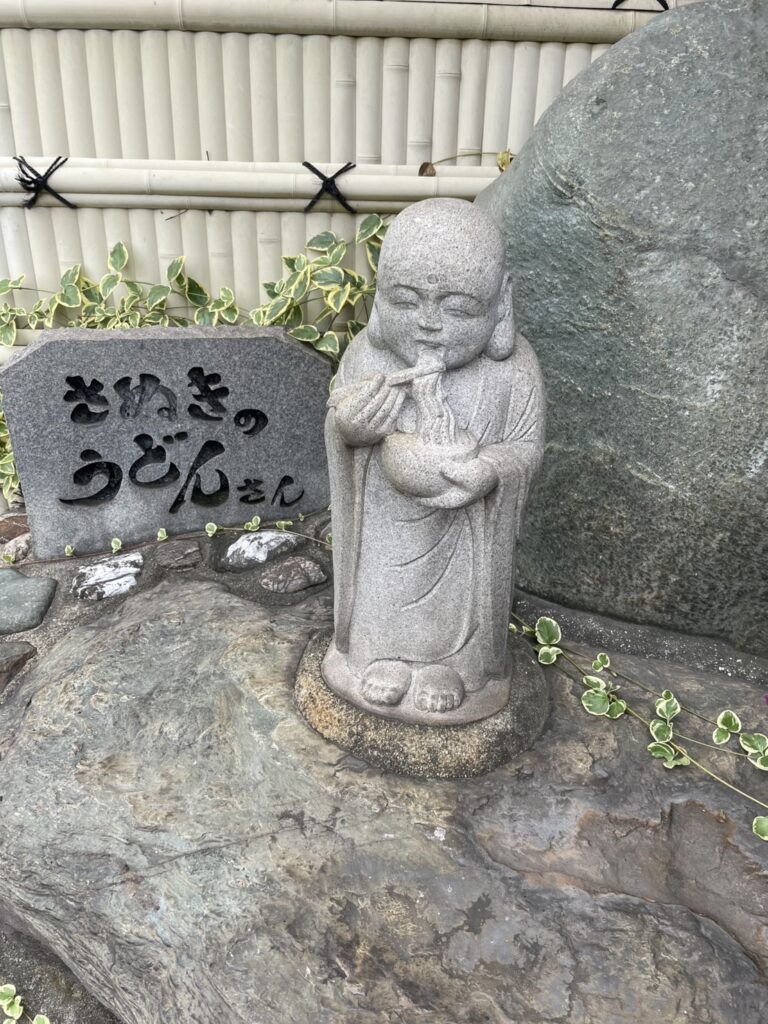 まごころのお店の外にあった、うどんを食べるかわいいお地蔵さんの写真