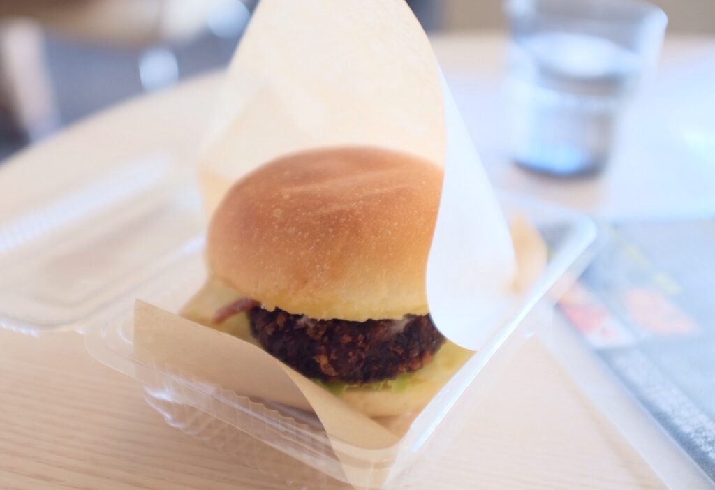 休暇村大久野島で食べた竹原バーガーの写真