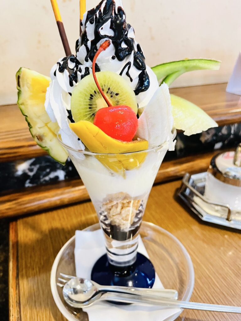 エミリで出された、豪華なパフェ