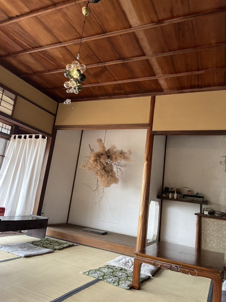 沙美カフェしろの、畳の店内。落ち着いた雰囲気です。