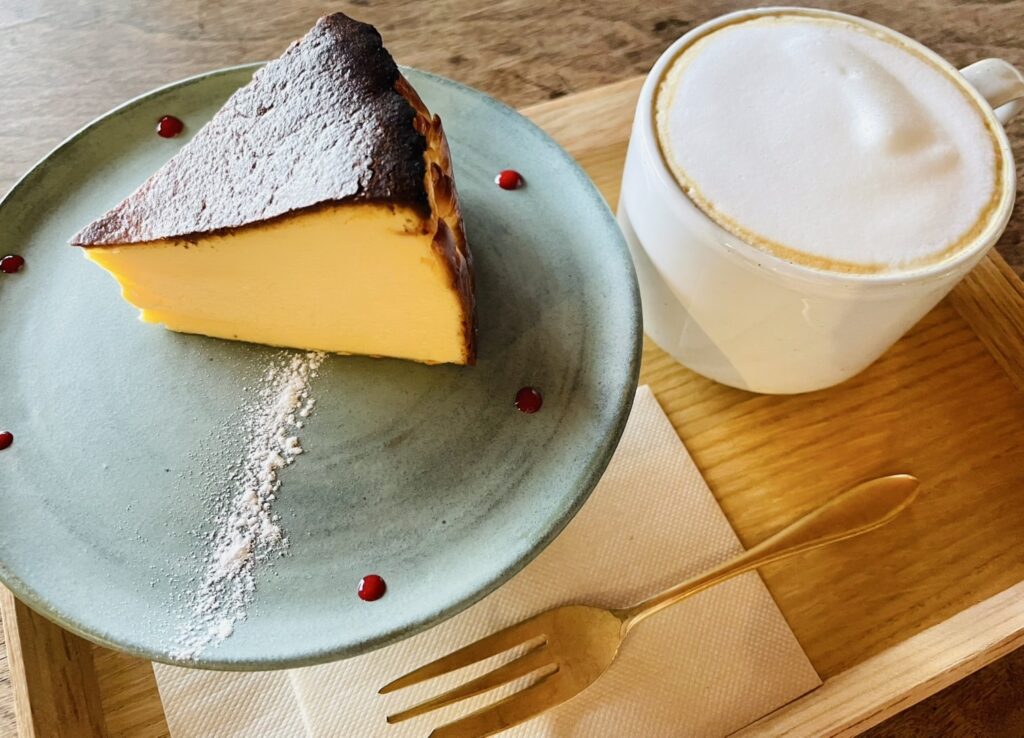 私が頼んだケーキとカフェラテ。