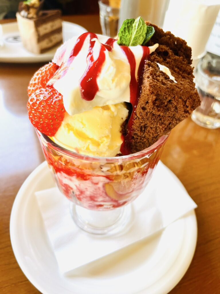 マークオーレカフェのケーキが乗った美味しいパフェの画像