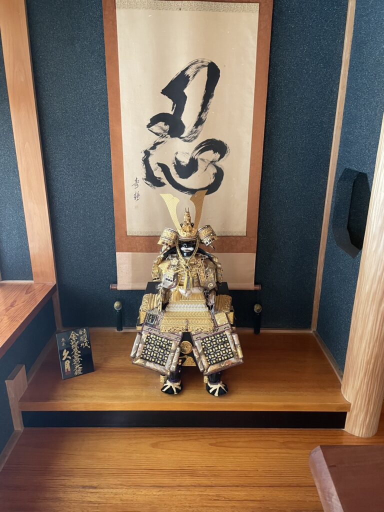 忍の掛け軸と、鎧兜