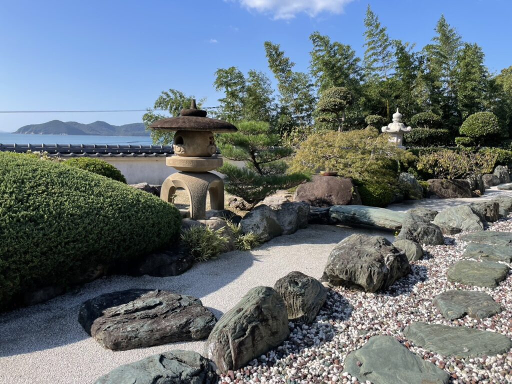 とても美しく、目が奪われる日本庭園の写真