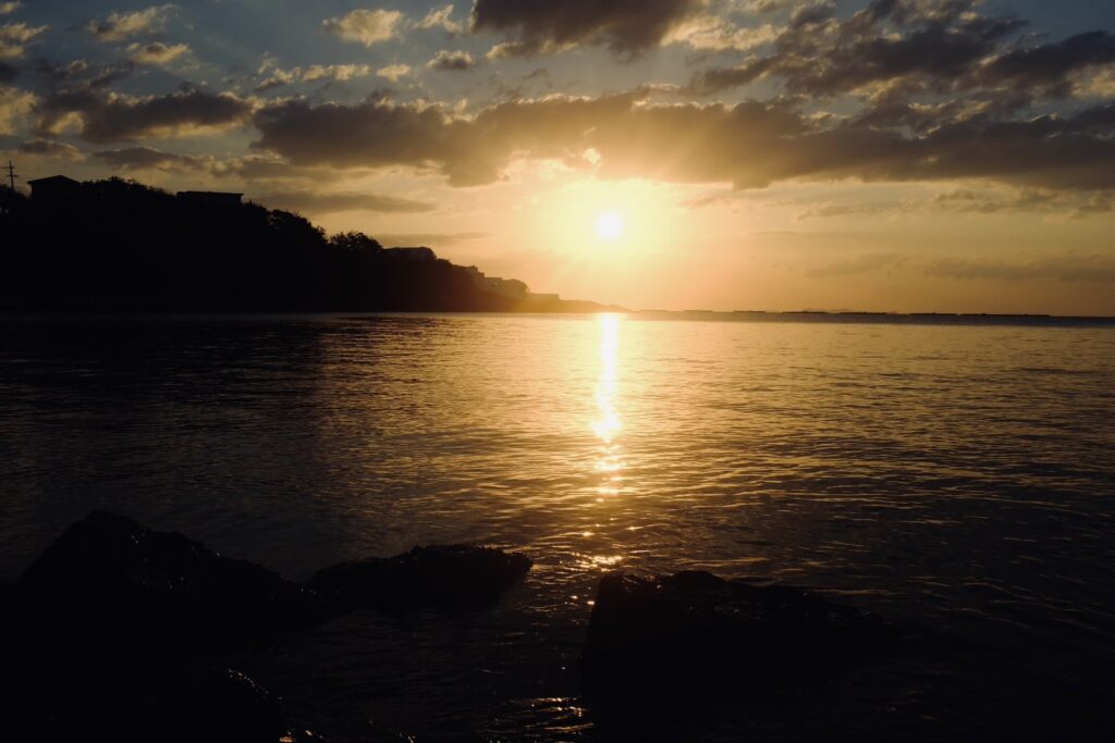 忍の近くで撮影した朝日の画像。