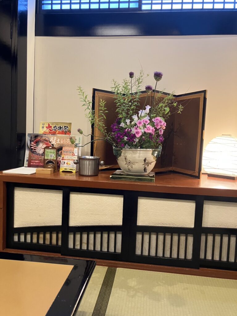 倉敷甲羅本店で通された個室に飾られていたお花