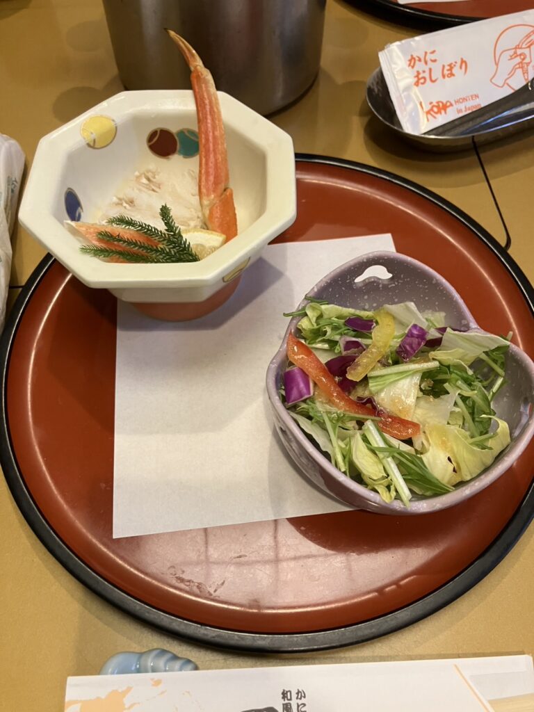 倉敷甲羅本店で最初に出されたサラダと蟹のお刺身
