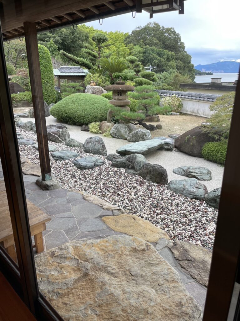 部屋から見たお庭の写真