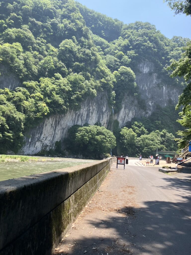 井倉洞は、渓谷が広がっている