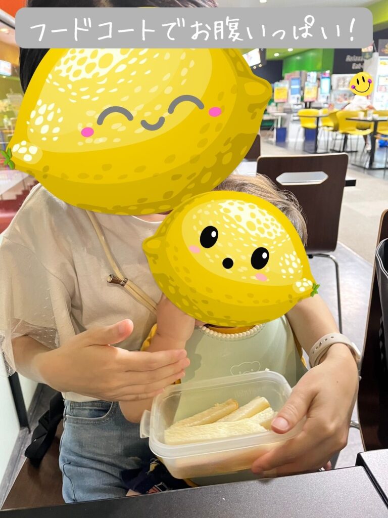 スポッチャのセルフ式フードコートで食事を楽しんでいる写真。