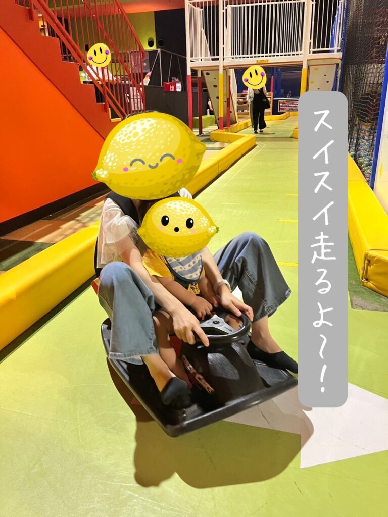スポッチャのキッズ向けエリアにて。子ども向けのゴーカートで楽しむ筆者と息子の写真。