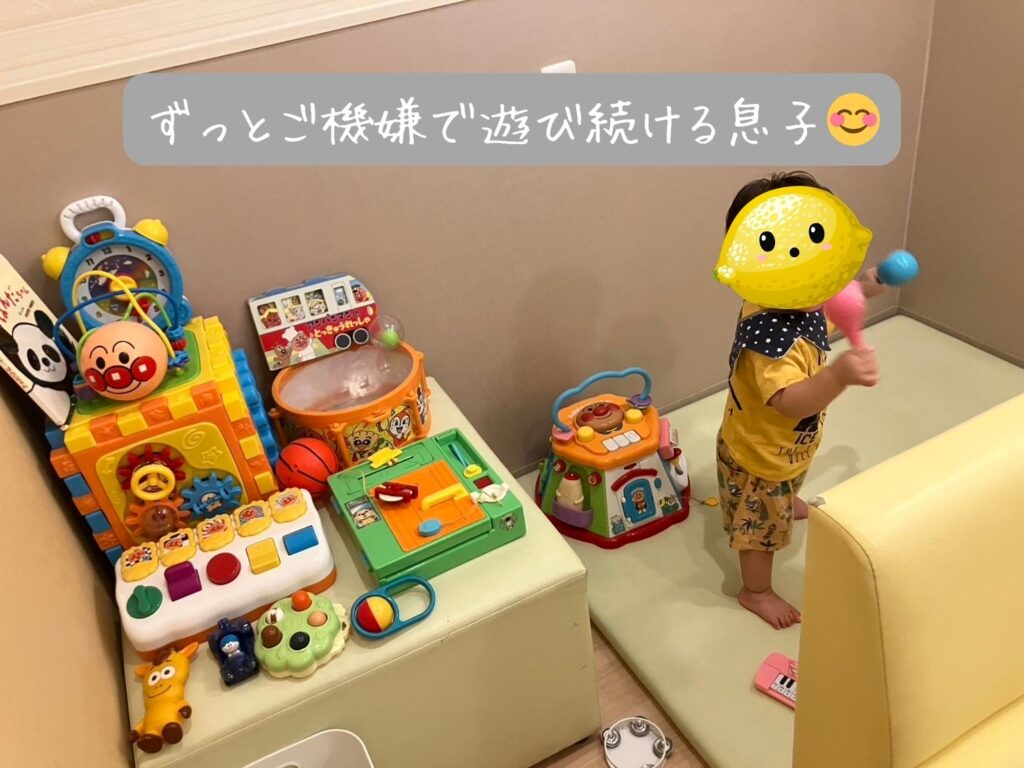 大人が食事をいただいている間、ずっとご機嫌で遊び続けている息子の写真。