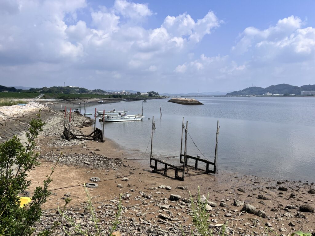 【高梁川河口堰下流】の、干潮時の写真。