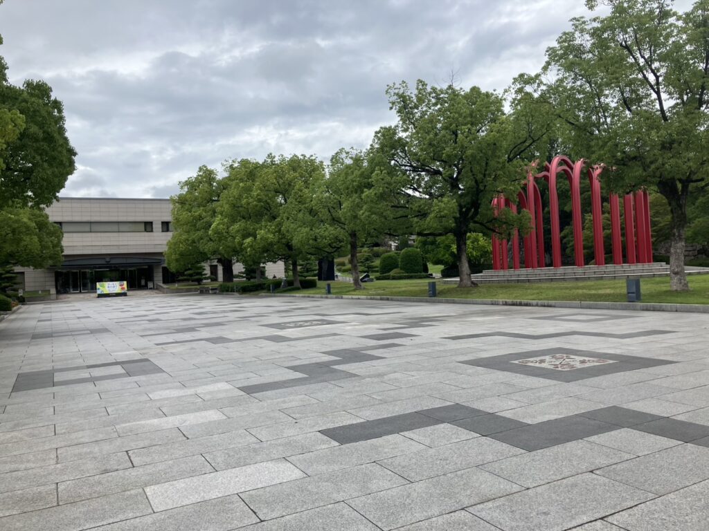 福山駅北側にある、福山城公園内の文化ゾーンに「草戸千軒ミュージアム」は位置しています。