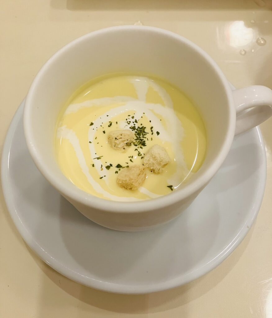 ひんやり冷たいコーンスープ。