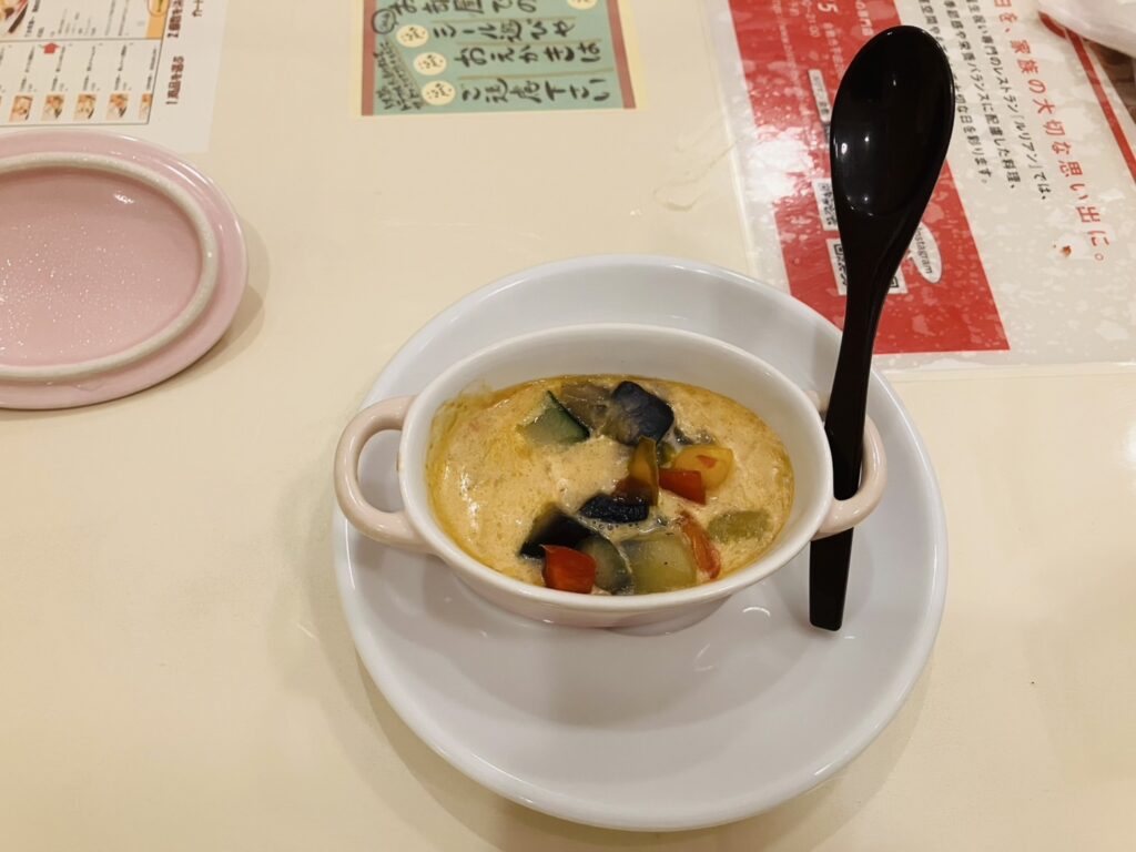 夏野菜のスープカレー。熱々です。