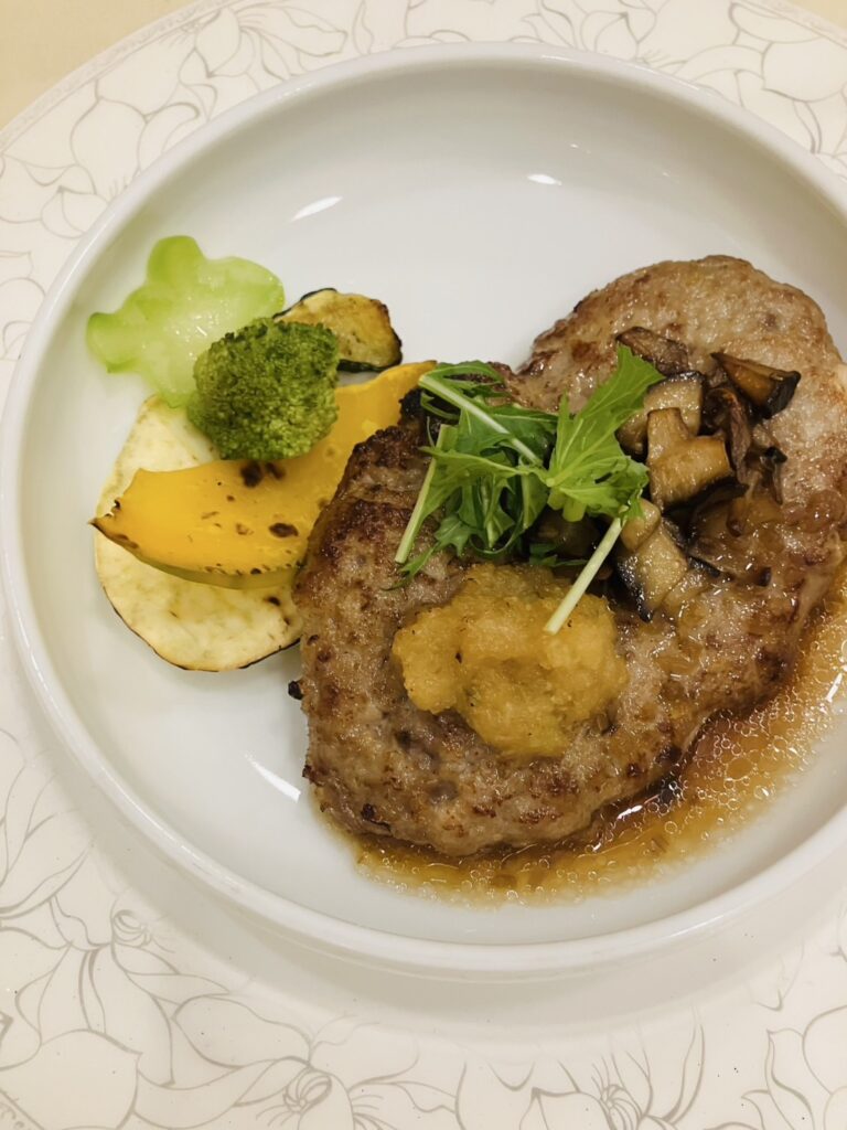 夫の頼んだメイン、和風おろしハンバーグステーキ。ジューシーでとても美味しかったです。
