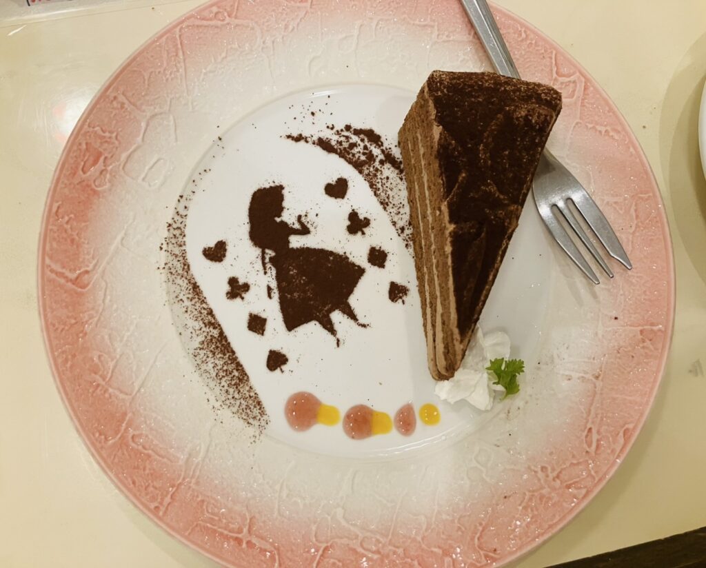 締めのデザート、生チョコケーキの写真。
