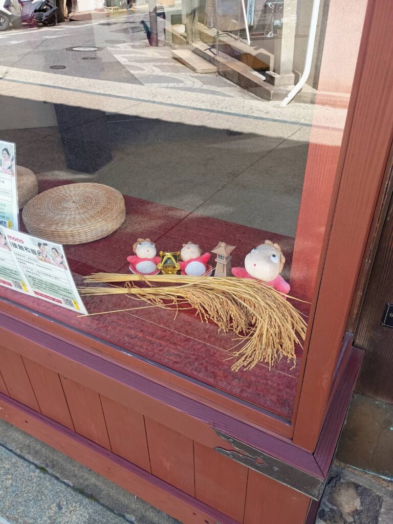 隠れポニョスポット2。3体のポニョがお店のショーウインドーから顔をのぞかせています。