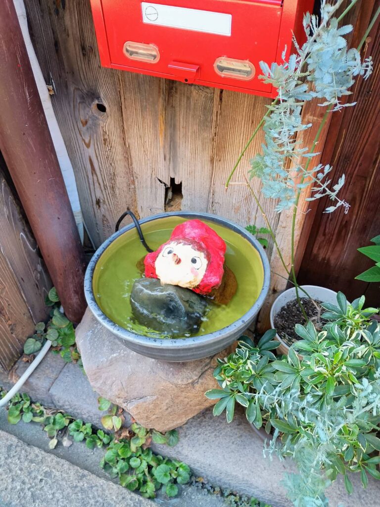 隠れポニョスポットその1。かわいいポニョのお顔が、バケツの中から見えています。