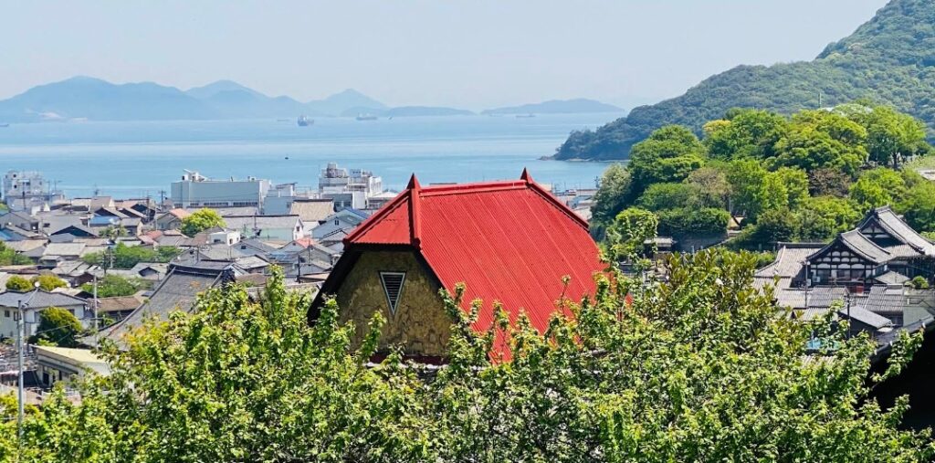 ポニョと宗介が住んでいた、赤い屋根のお家のイメージになった家屋。
