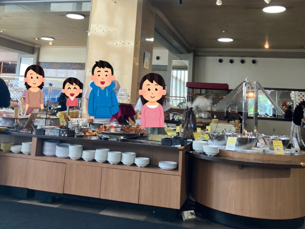 レストラン「サンセット」バイキング会場の様子。この日も、多くのお客さんでにぎわっていました。