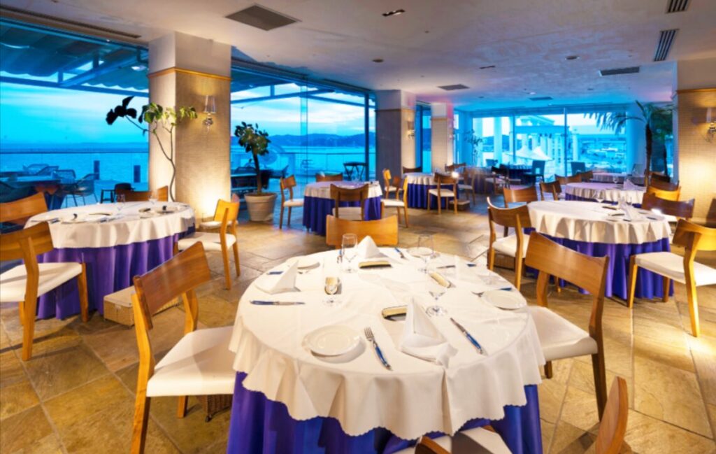 レストラン会場の写真。青と白のコントラストがおしゃれな内装です。