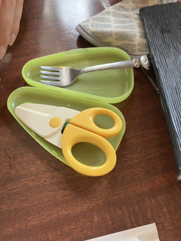 お食事ばさみは、スタッフの方に別途お願いをして、出してもらいました。