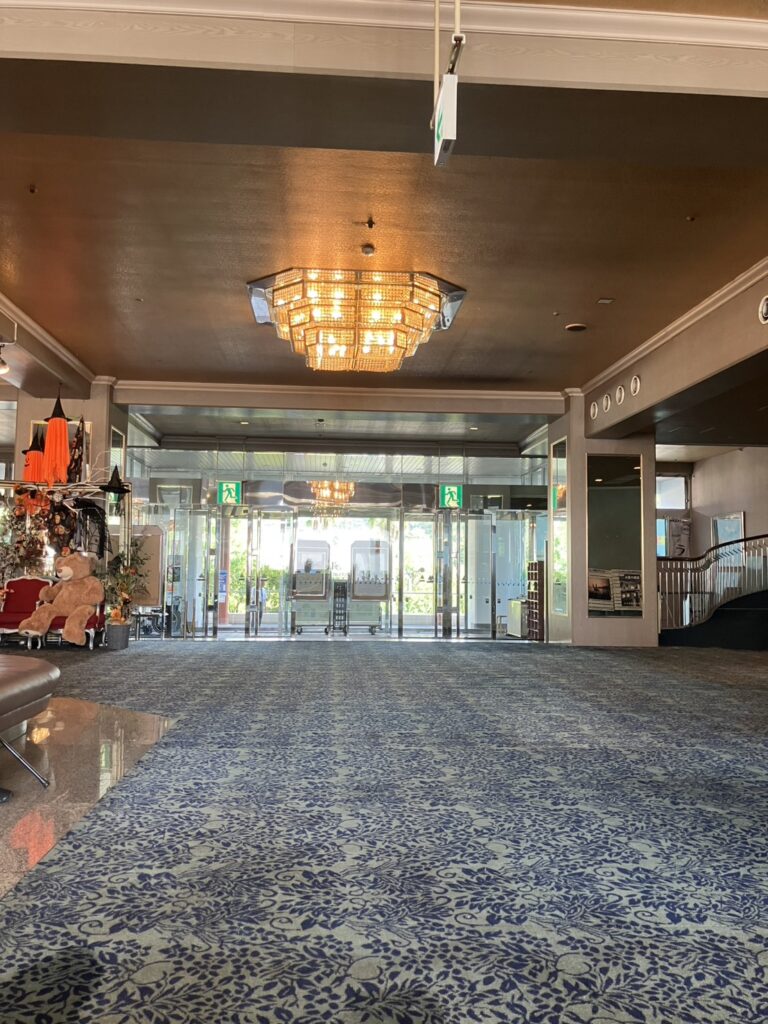 瀬戸内マリンホテルの綺麗なロビーの写真。