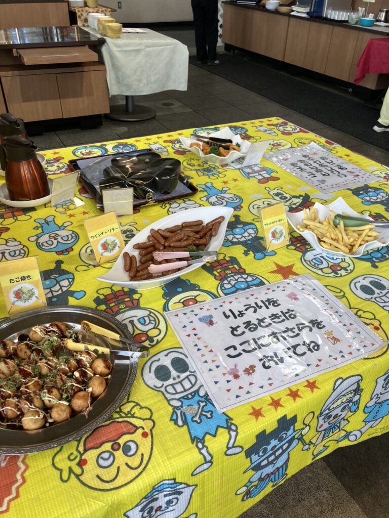 子ども用のメニューが並んだテーブル。台も低くなっているので、取りやすいです。