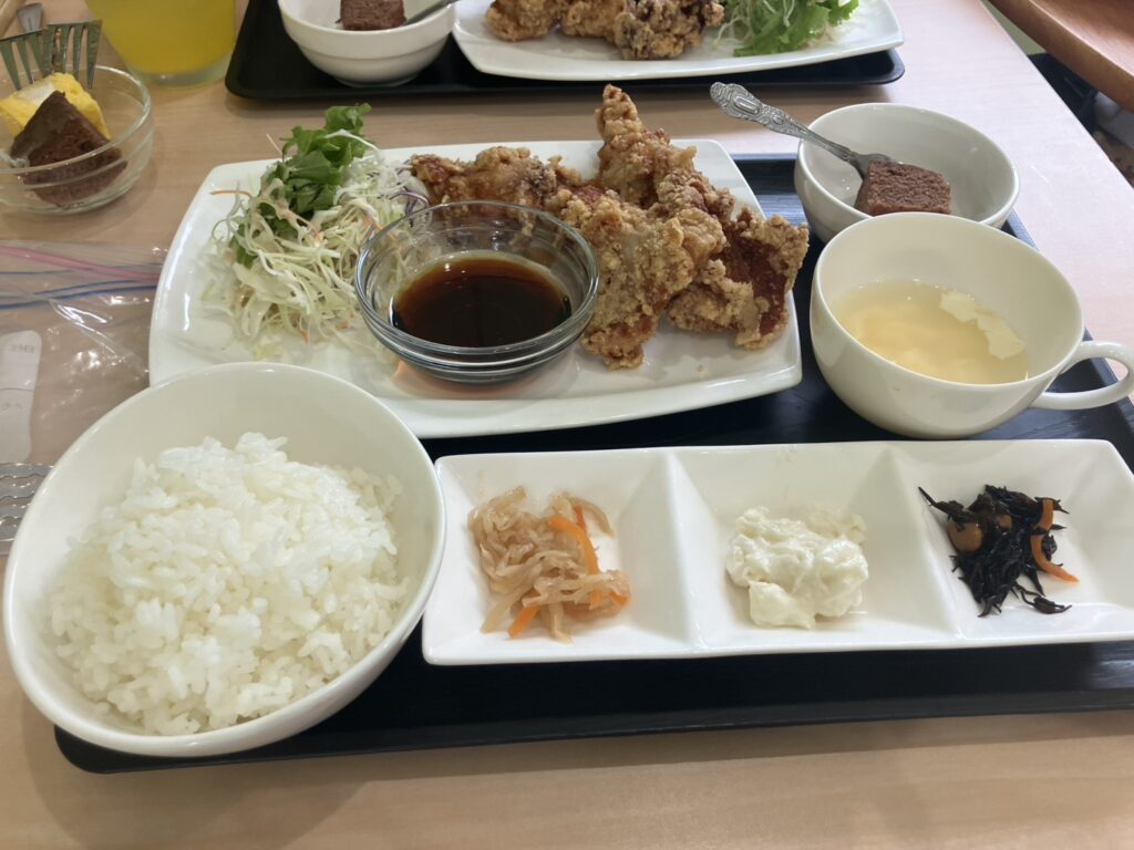 カフェクローバーの大人の唐揚げランチもとっても美味しい!!