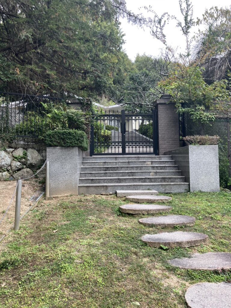 池田動物園の園内にある、園長さんのお家。豪邸でとってもすごいです!