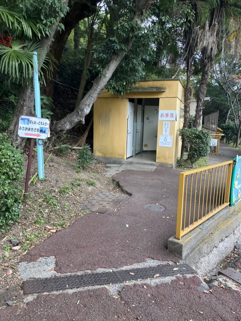 池田動物園の園内には、ところどころ老朽化を感じさせる建物があります。例えば、こちらのお手洗いはかなり古いです。