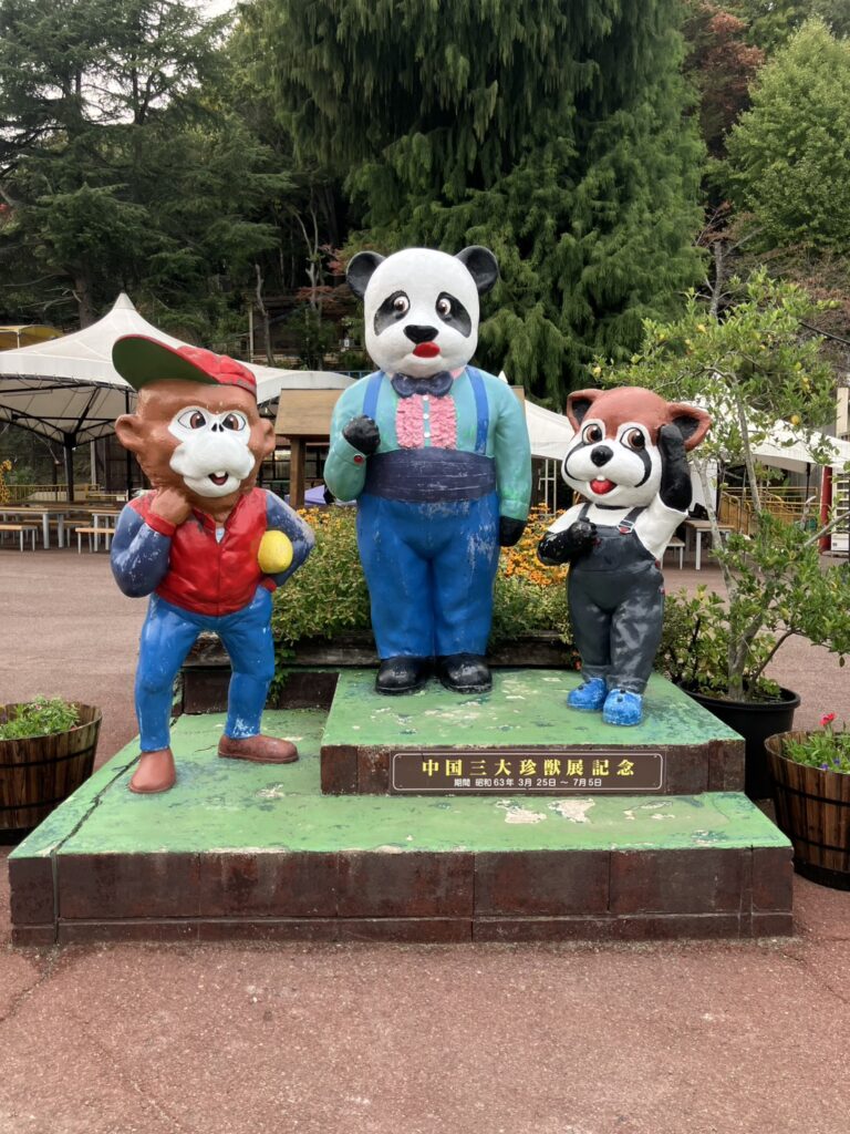 池田動物園入ってすぐの場所にある、パンダのちょっと面白い銅像。