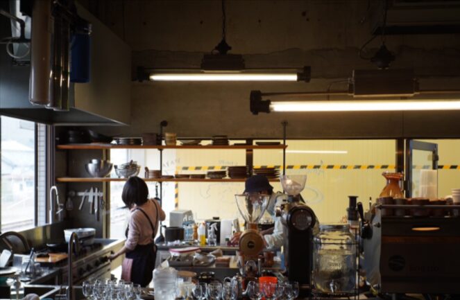 キノシタショウテンは焙煎所も持っており、店内では丁寧にハンドドリップされています。