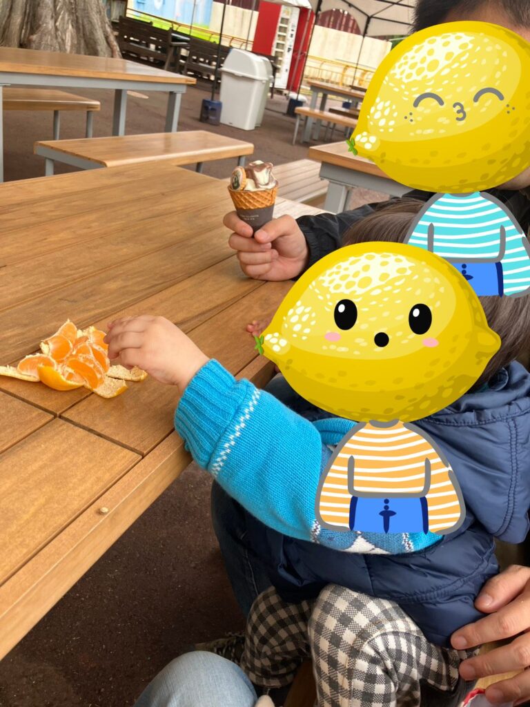 机と椅子がたくさん並べられているので、休憩が取りやすくなっている池田動物園。