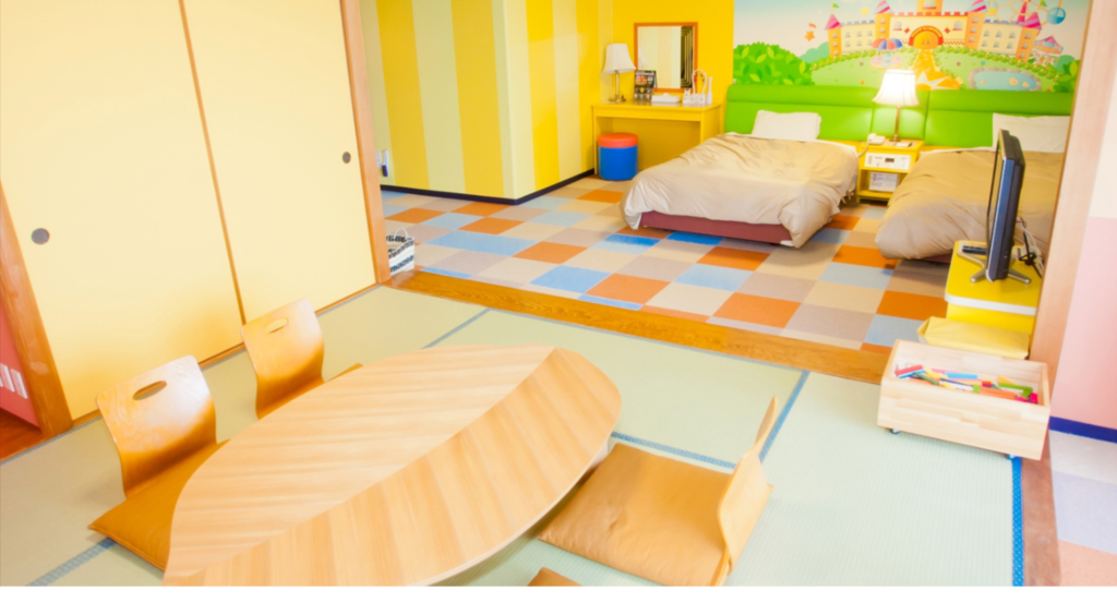 おもちゃ王国ルーム「あおぞら」。もう一つのお部屋、「ほしぞら」より少し広めのお部屋。