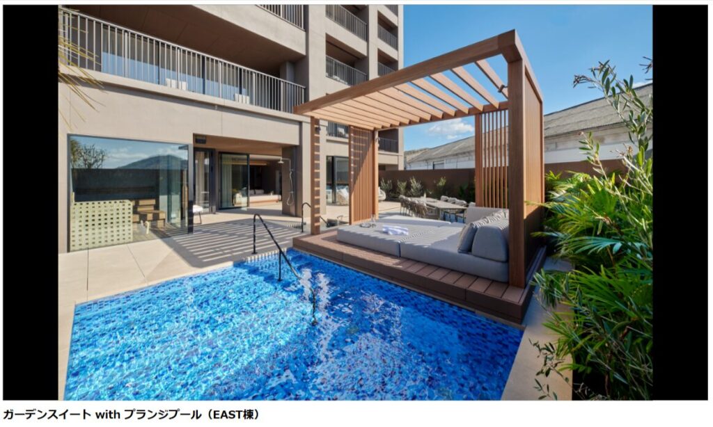 こちらもガーデンスイート。プール側には、くつろげるソファも。