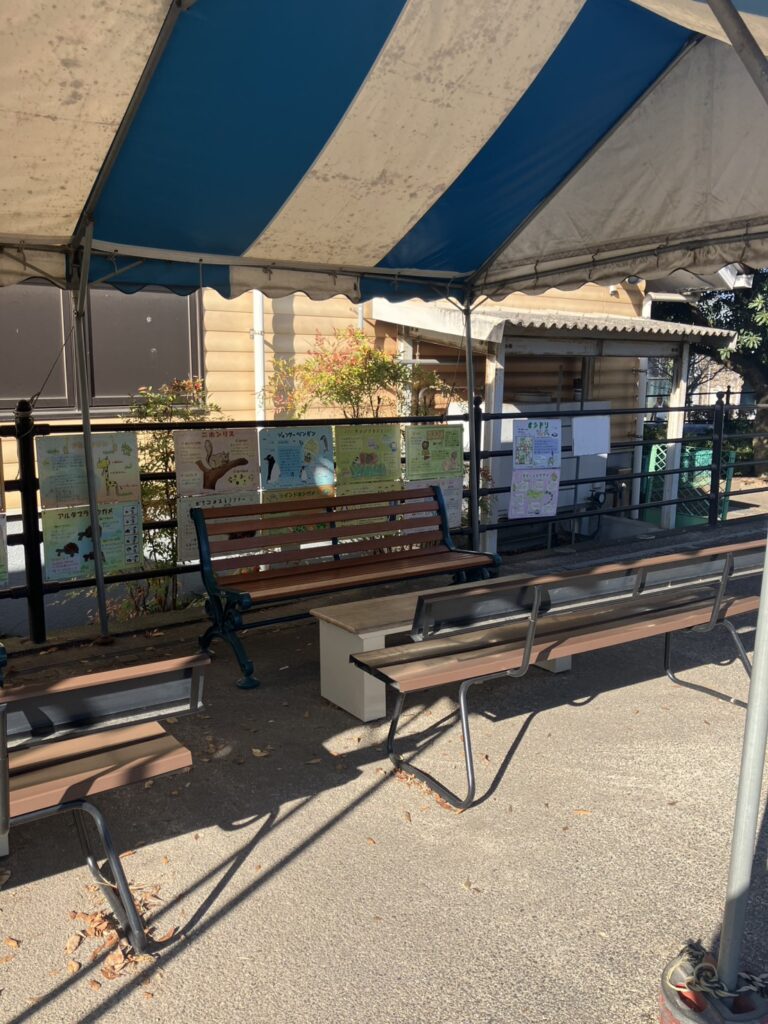 福山市立動物園の飲食ができるスペース。日差しを遮るテントもあり、机とベンチがあります。