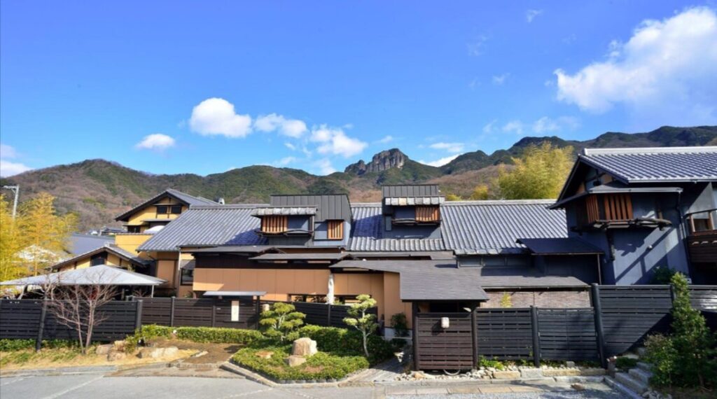 島宿真里の昼間の外観写真。里山の気配を感じる。