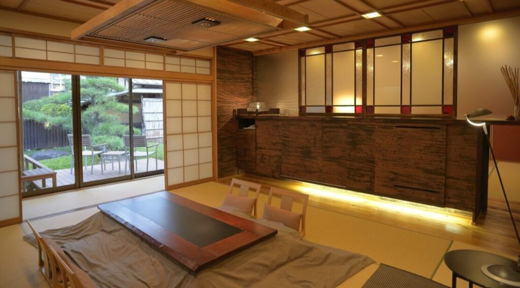 完全なバリアフリー化はされていないが、比較的過ごしやすい「で」の間。