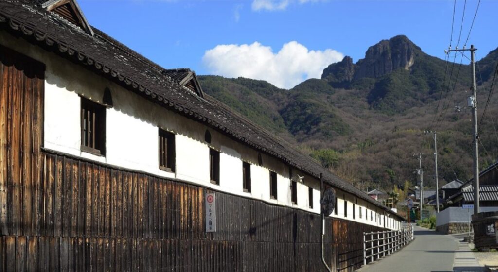 島宿真里の外観写真。醤油蔵見学もできる。