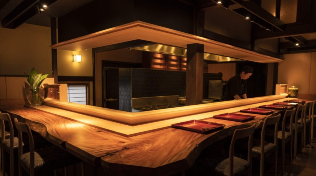 母屋のお食事処。カウンター席もあります。