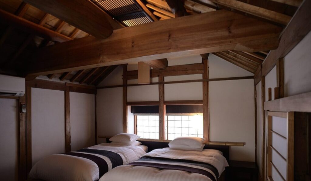 大きな梁が美しい島宿真里の客室。